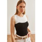 Olalook Kadın Beyaz Siyah Renk Bloklu Crop Triko Bluz BLZ-19002654