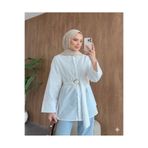 onlymoon Beyaz Dokuma Kumaş Uzun Kuşaklı Gömlek Kadın Toka Detaylı Rahat Kesim Şık Tesettür Kombin