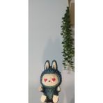 Oturan Labubu Hareketli Gözler | Büyük Boy (13,7 Cm) | 3 Renk Aynı Anda (Yeşil-Mor-Bakır) | 3D Baskı | Pla Hammadde