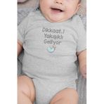 Overoz Organik %100 Pamuk Dikkat Yakışıklı Geliyor Bebek Body Çıtçıtlı Zıbın Tulum 5901-G, 3-6 AY