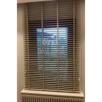 Özel Jaluzi Jaluzi Krem 50 Mm Ahşap Görünümlü PVC Kumaş Dokuması Renkli Desenli Perdeler 130 x 150 cm