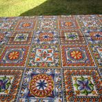 Pago Poco Yuvarlak masa örtüsü, kir tutmaz, motif: MAIOLICA MULTICOLOR, %100 su geçirmez, ütü gerektirmez