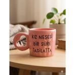 Palto Tasarım Kız Neşesi Bir Süre Tadilatta! Baskılı El Yapımı Pembe Parlak Eros Kupa - El Işçiliği Hediyelik Kupa Bardak - 1 Adet - 300 ml