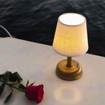 Parlak Gold Kaplama Pilli Masa Lambası – Hasır Krem Konik Şapka | Bar, Kafe ve Restoran Masaları İçin Loş Ambiyans Dekoratif Masa Lambası