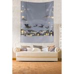 Pelangi Noel Baba Kızağı Ve Geyikleri Yılbaşı Temalı Leke Tutmaz Kumaş Duvar Örtüsü Duvar Halısı Tapestry PNTR131, 100 x 140