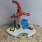 Peri Cüce Ev Mumluk, Seramik El Yapımı, Kırmızı ve Mavi Detaylı, 17x19 cm