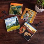 Pinecone Stone Dalí Belleğin Azmi, Van Gogh Buğday Tarlası, Çığlık, Klimt Aile Kucaklama Taş Bardak Altlığı – 4’lü Set, 10x10 cm Dekoratif Masaüstü Koruyucu Doğaltaş Altlık |SC559|