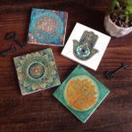 Pinecone Stone Mandala, Yaşam Çiçeği, Lotus Çiçeği, Fatma Ana Eli (Hamsa) Taş Bardak Altlığı – 4’lü Set, 10x10 cm Dekoratif Masaüstü Koruyucu Doğaltaş Altlık |SC212|