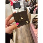 Pinkylola Design-D Harf Detaylı -Kare Model Kahverengi Hakiki Deri ,mini Bozuk Para Cüzdanı .airpod, Bluetooth Kılıfı