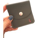 Pinkylola Design-L Harfli ,mat Gri Hakiki Deri Mini Bozuk Para Cüzdanı, Kırmızı Harf Detaylı Airpod Kılıfı