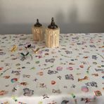 Pivoine Doğum Günü Desenli Polyester Masa Örtüsü – Dikdörtgen 150×240 cm (Açık Ölçü 140×240), 6–8 Kişilik, Dayanıklı, Çok Amaçlı, Kolay Temizlenebilir, Yerli Üretim, Şık Parti Konsepti