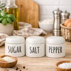 Porselen 3’lü Küçük Baharatlık Seti – SUGAR, SALT, PEPPER Yazılı Mini Kavanozlar, Beyaz Kapaklı Şekerlik Tuzluk Biberlik Takımı