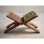 Premium Hakiki Ahşap Rahle 45 cm – Babalar Günü Hediyesi Geleneksel El Oyması Motifli Katlanabilir Kitap Okuma Standı, Kuran-ı Kerim ve Büyük Boy Kitap Tutucu (18 cm Genişlik)