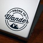 Prone to Wander Dizüstü Bilgisayar Çıkartması - Gezgin Vinil Çıkartma - Dağlar, Dış Mekanda, Sırt Çantası, Kaşif, Macera, Yürüyüşçü Hediyesi - MacBook, iPad, Notebook, Soğutucu için (4 inç Geniş,