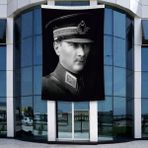 Punto Dizayn Askeri Kıyafeti ile Mustafa Kemal Atatürk Poster Bayrak Raşel Kumal 4x6 Metre ATA44