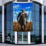 Punto Dizayn Atatürk Başak Tarlasında Yürürken Portre Poster Bayrak Raşel Kumal 4x6 Metre ATA60