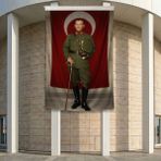 Punto Dizayn Elinde Bastonu Ile Üniformalı Mustafa Kemal Atatürk Poster Bayrak Premium Raşel Kumaş ATA62 2X3M