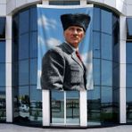 Punto Dizayn Kalpaklı Atatürk Portresi Poster Bayrak Raşel Kumal 4x6 metre ATA81