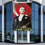 Punto Dizayn Kalpaklı Gazi Mustafa Kemal Atatürk Portresi Poster Bayrak Raşel Kumal 4x6 Metre ATA36