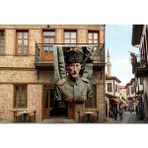 Punto Dizayn Kalpaklı Üniformalı Atatürk Poster Bayrak Premium Raşel Kumaş 300X450CM ATA54