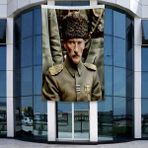 Punto Dizayn Kalpaklı Üniformalı Atatürk Poster Bayrak Raşel Kumal 4x6 Metre ATA54
