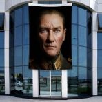 Punto Dizayn Mavi Gözlü Atatürk Yakın Çekim Portre Poster Bayrak Raşel Kumal 4x6 Metre ATA67