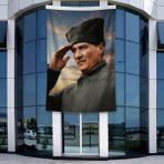 Punto Dizayn Selam Veren Ulu Önder Gazi Mustafa Kemal Atatürk Poster Bayrak Raşel Kumal 4x6 Metre ATA63