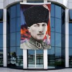 Punto Dizayn Sivil Takım Elbiseli Atatürk Poster Bayrak Raşel Kumal 4x6 Metre ATA24