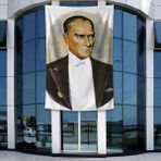 Punto Dizayn Sivil Takım Elbiseli Mustafa Kemal Atatürk Poster Bayrak Raşel Kumal 4x6 metre ATA23