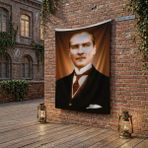 Punto Dizayn Sivil Takım Elbiseli Mustafa Kemal Atatürk Poster Bayrak Raşel Kumaş 100X150 cm ATA22