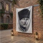 Punto Dizayn Siyah Beyaz Kalpaklı Atatürk Portresi poster Bayrak Raşel Kumaş 100x150 cm ATA30