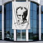 Punto Dizayn Siyah - Beyaz Mustafa Kemal Atatürk Silüeti ve Imza Poster Bayrak Raşel Kumal 4x6 Metre ATA28