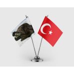 Punto Dizayn Soğukta Dinlenirken Mustafa Kemal Atatürk ve Türk Bayrağı Ikili Saten Masa Bayrağı Takımı