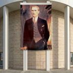 Punto Dizayn Takım Elbiseli Eli Cebinde Atatürk Poster Bayrak Premium Raşel Kumaş ATA29 2X3M