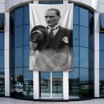 Punto Dizayn Takım Elbiseli Ulu Önder Gazi Mustafa Kemal Atatürk Poster Bayrak Raşel Kumal 4x6 Metre ATA69