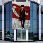 Punto Dizayn Takımelbiseli Mustafa Kemal Atatürk Türk Bayrağı Önünde Poster Bayrak Raşel Kumal 4x6 Metre Ata1