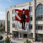 Punto Dizayn Takımelbiseli Mustafa Kemal Atatürk Türk Bayrağı Önünde Poster Bayrak Raşel Kumaş 6x9 Metre Ata1