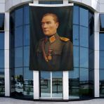 Punto Dizayn Üniformalı Gazi Mustafa Kemal Atatürk Poster Bayrak Raşel Kumal 4x6 metre ATA9