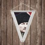 Punto Dizayn Üniformalı Kalpaklı Gazi Mustafa Kemal Atatürk Beyaz Saçaklı Üçgen Flama Bayrak Hatıra Flama ATA24