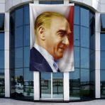 Punto Dizayn Yan Portre Atatürk Poster Bayrak Raşel Kumal 4x6 metre ATA45