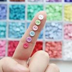 QDMHA 100 Adet 6 mm Küçük Yuvarlak 2 Delikli Reçine Düğmeleri, Oyuncak Bebek Kıyafet Düğmeleri, Mini Dikiş Projeleri, El İşi Dekorasyonu, Çocuk El İşleri, Moda Aksesuarları