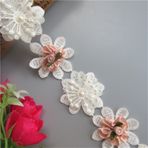 Qiuda 1 Yard İnci Boncuklu Çiçek 3D Saten Tomurcuk Dantel Kenar Süsleme Şerit 5,7 cm Genişlik Vintage Stil Beyaz Kenar Süslemeler Kumaş İşlemeli Aplike Dikiş El İşi Düğün Gelin Elbisesi Giysiler Nakış