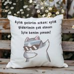 Qoeuyl Boutique Aylık Gelirim Azken Aylık Giderimin Çok Olması Baskılı Komik Hediyelik Elyaf Saten Dekoratif Yastık - 28 x 28 cm - Beyaz