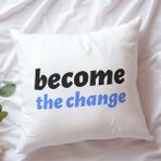 Qoeuyl Boutique Become The Change Baskılı Motivasyon Hediyelik Elyaf Dolgulu Dekoratif Yastık - 28 x 28 cm - Beyaz