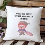 Qoeuyl Boutique Bizide Üzdüler Sabah Kalktık Işe Geldik Baskılı Hediyelik Elyaf Dolgulu Saten Dekoratif Yastık - 39 x 39 cm - Beyaz