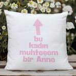 Qoeuyl Boutique Bu Kadın Muhteşem Bir Anne Baskılı Anneler Günü Hediyelik Elyaf Saten Dekoratif Yastık - 28 x 28 cm - Beyaz