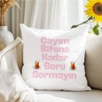 Qoeuyl Boutique Çayım Bitene Kadar Soru Sormayın Baskılı Komik Hediyelik Elyaf Saten Dekoratif Yastık - 28 x 28 cm - Beyaz