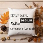 Qoeuyl Boutique Drama Queen Değilim Hayatım Film Gibi Baskılı Komik Hediyelik Elyaf Saten Dekoratif Yastık - 28 x 28 cm - Beyaz
