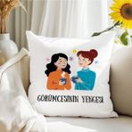 Qoeuyl Boutique Görümcemin Yengesiyim Baskılı Hediyelik Elyaf Saten Dekoratif Yastık - 28 x 28 cm - 02A-Beyaz