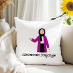 Qoeuyl Boutique Görümcemin Yengesiyim Baskılı Hediyelik Elyaf Saten Dekoratif Yastık - 28 x 28 cm - Çok Renkli